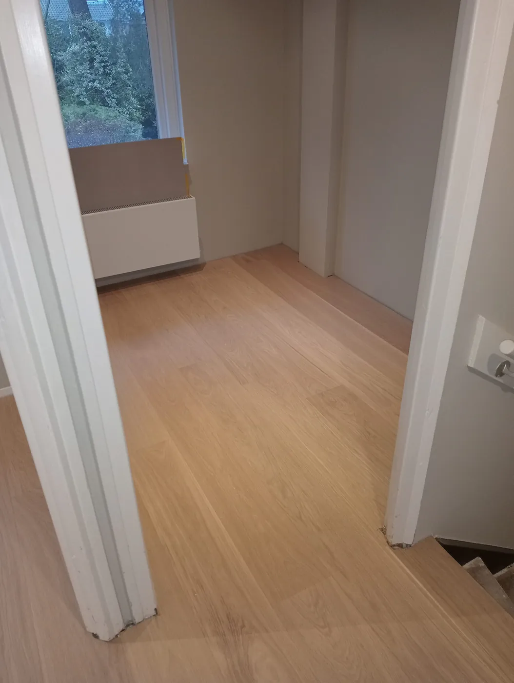 Vloer in lichte eikenlook door RenovaStairs