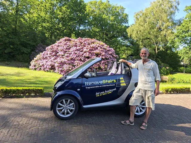 Marco Kroet van RenovaStairs bij de bedrijfsauto