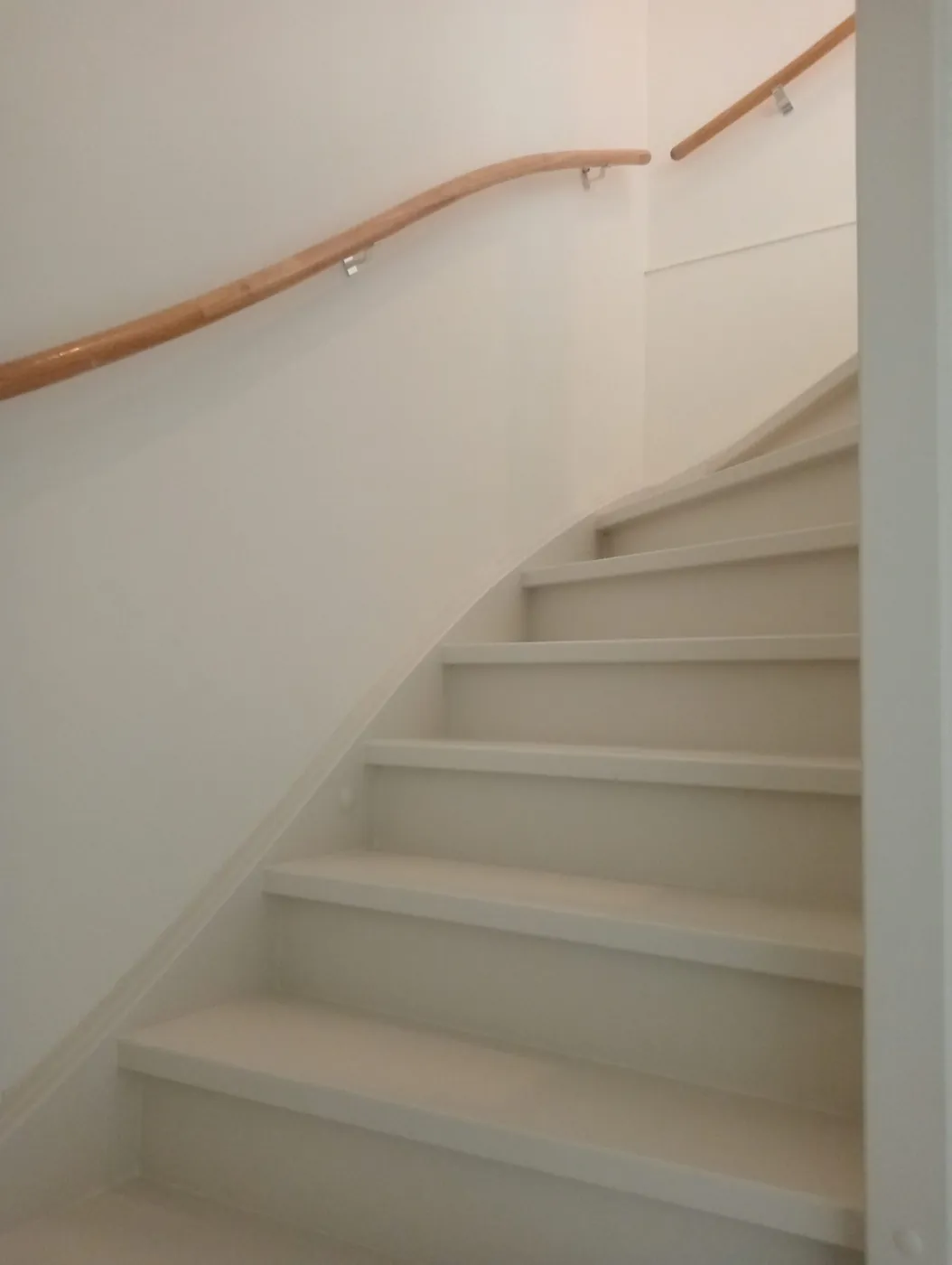 Gerenoveerde witte trap door RenovaStairs