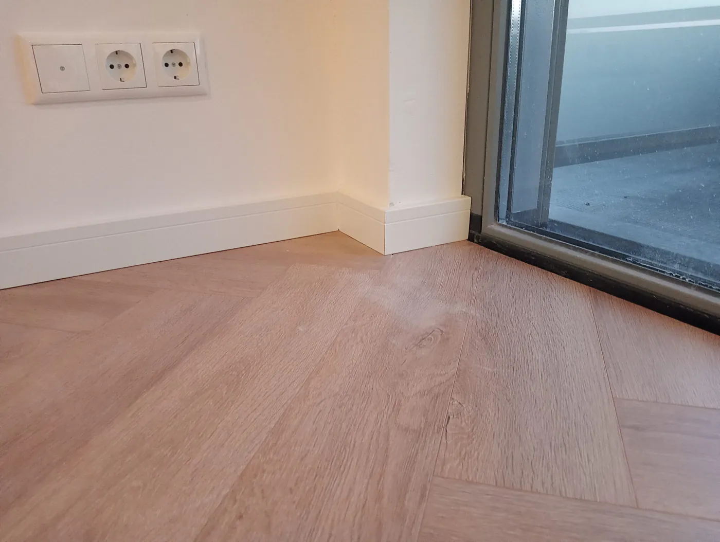 Visgraatvloer keuken door RenovaStairs