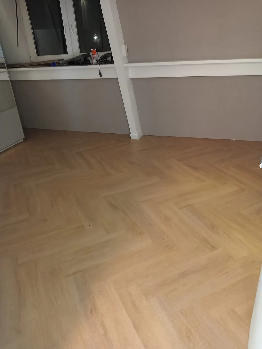 Visgraatvloer woonkamer door RenovaStairs