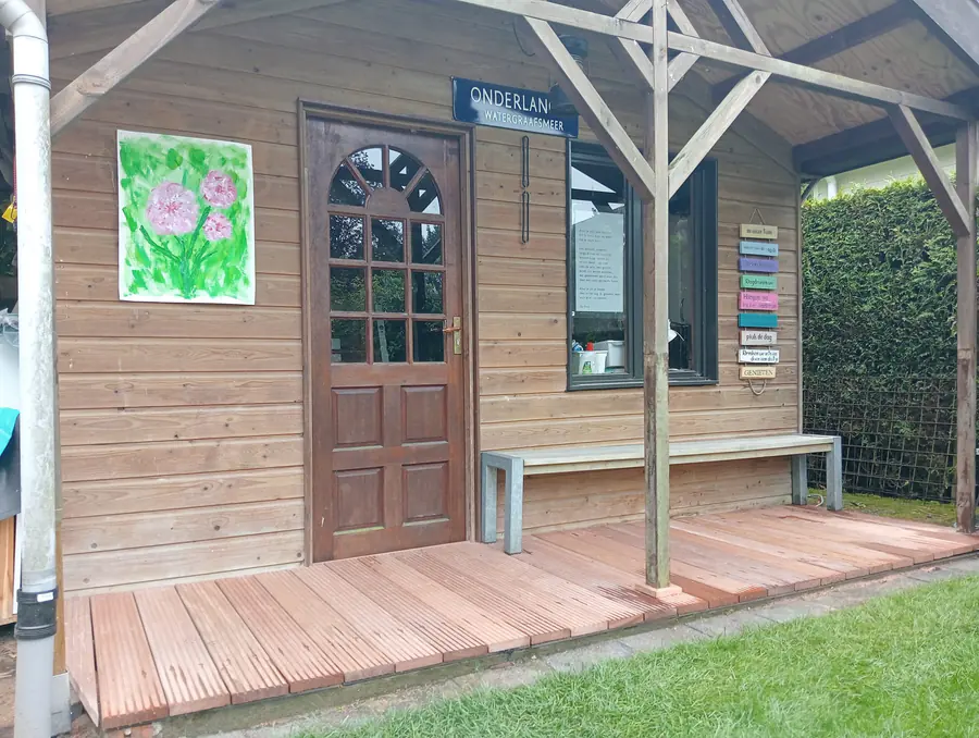 Vlonder bij tuinhuis door RenovaStairs