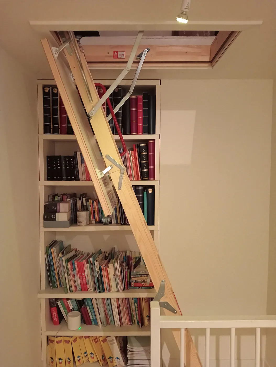 Zoldertrap met boekenkast door RenovaStairs